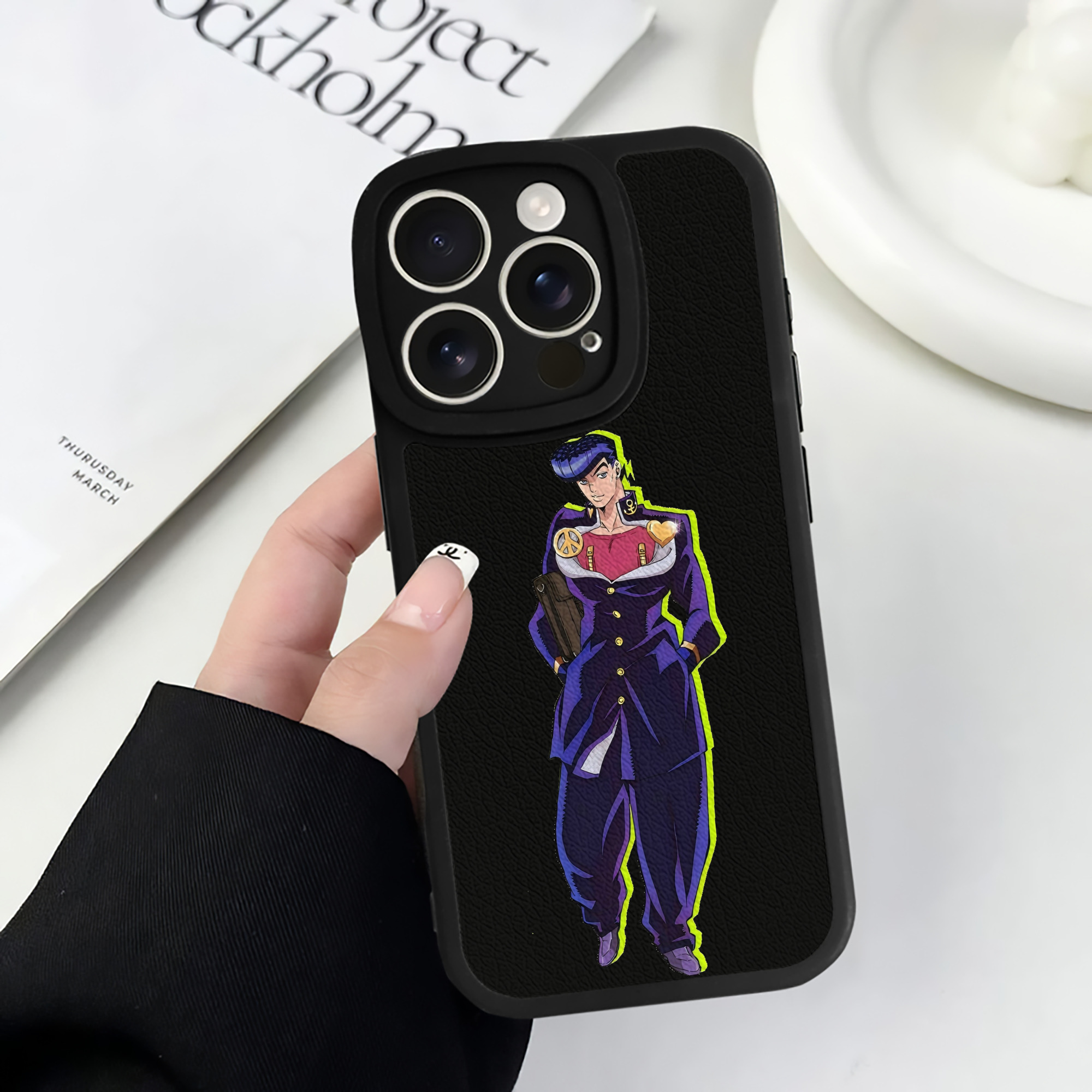 （画像用） ジョジョの奇妙な冒険 ひがしかた じょうすけ JoJo's Bizarre Adventure Higashikata Josuke 【iPhone 16シリーズ対応】シリコンスマホケース（レザー調） 材質：シリコン